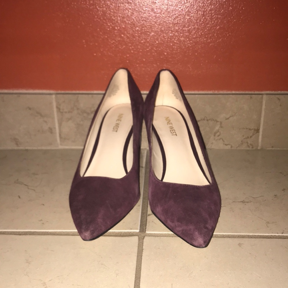 Plum pointed pumps